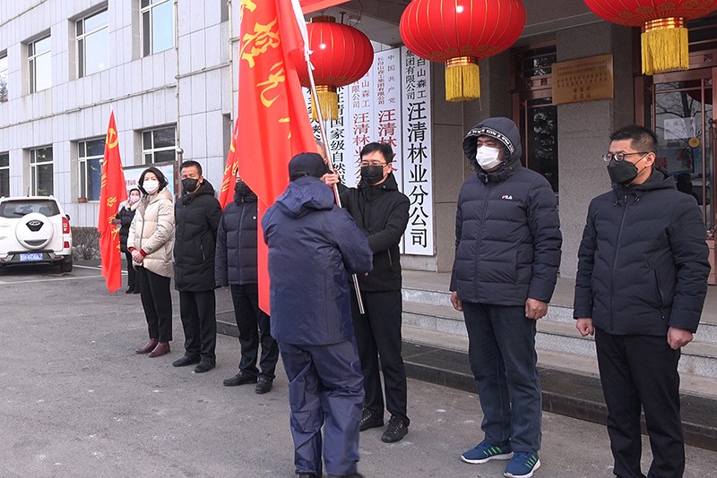 黨委書記、局長、公司管理委員會主任胡立平為黨員突擊隊和志愿服務(wù)隊授旗.jpg