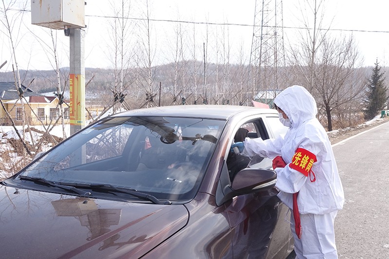 黨員突擊隊在百草溝高速口、仲坪卡口協(xié)助地方政府做好過往車輛人員體溫檢測.jpg